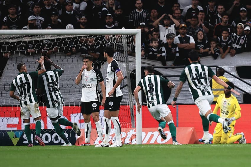 Coritiba vence o Corinthians, quebra tabu e sobe na tabela do Brasileirão (Foto: Ettore Chiereguini/AGIF/Gazeta Press)