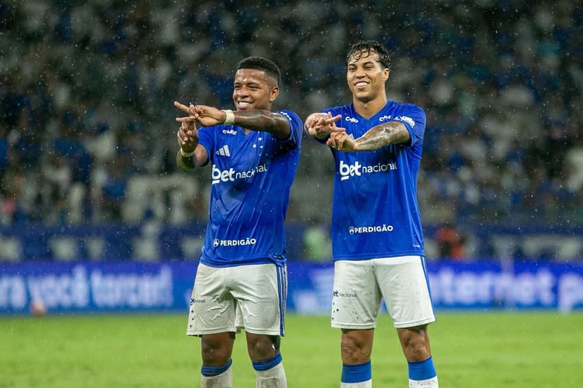 Jogadores do Cruzeiro celebram gol de Kaio Jorge contra o América-MG (Foto: Fernando Moreno / Agif / Gazeta Press)