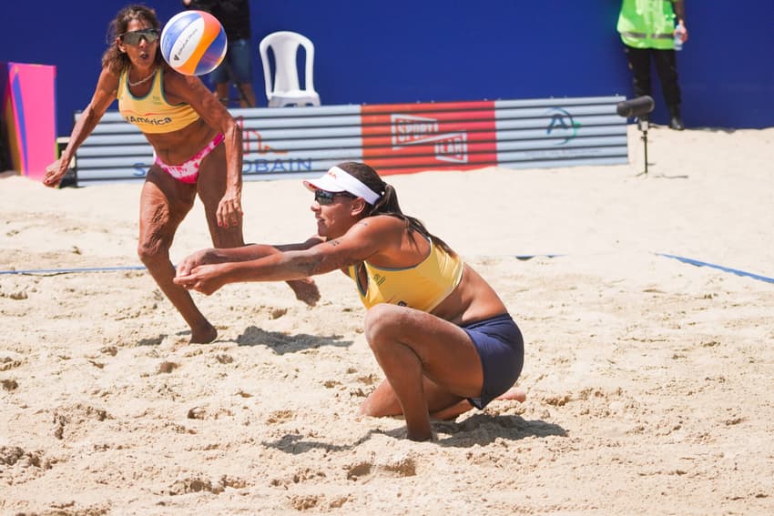 Jackie Silva e Ana Patrícia formaram dupla no 'Jogo de Ouro' do Areia Games (Foto: Maurício Val)