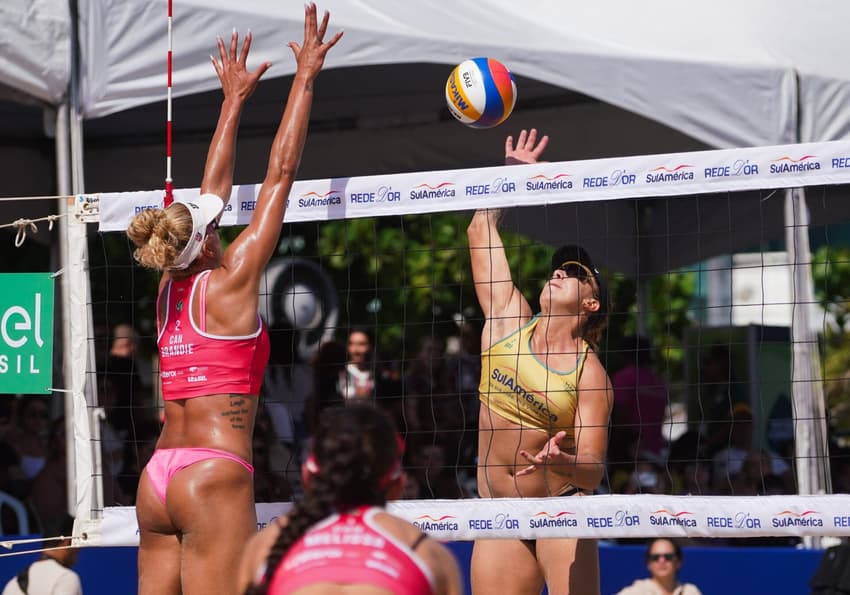 Carol Solberg enfrenta Brandie na rede do Areia Games (Foto: Maurício Val)
