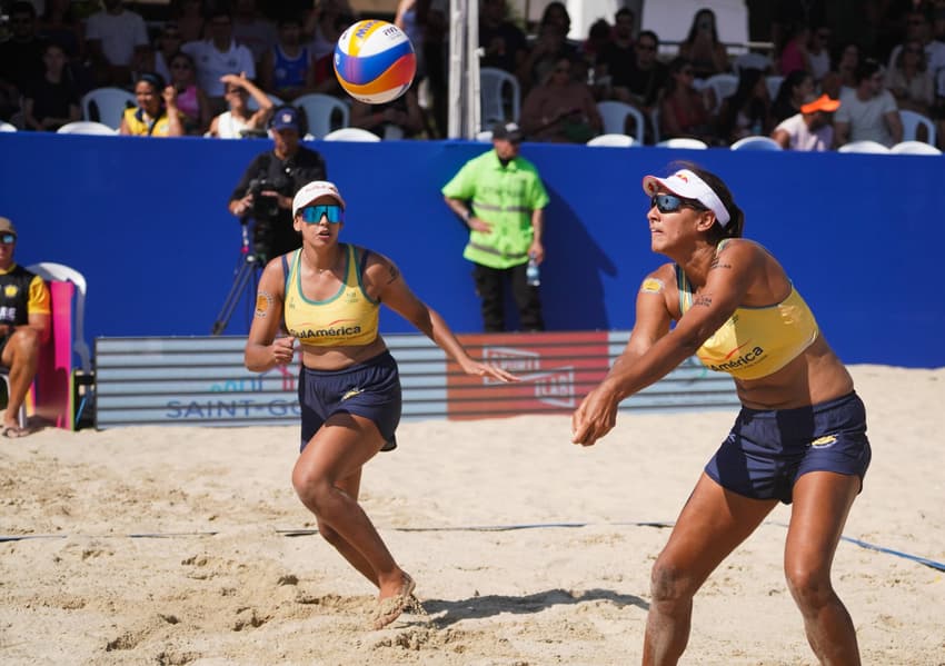 Duda e Ana Patrícia em quadra no primeiro dia de Areia Games (Foto: Maurício Val)