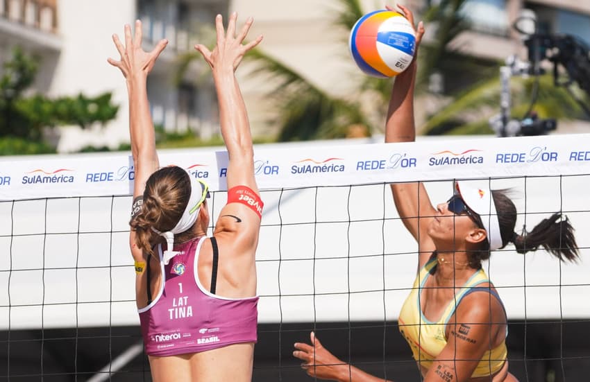 Ana Patrícia enfrenta Tina, da Letônia, na rede do Areia Games (Foto: Maurício Val)