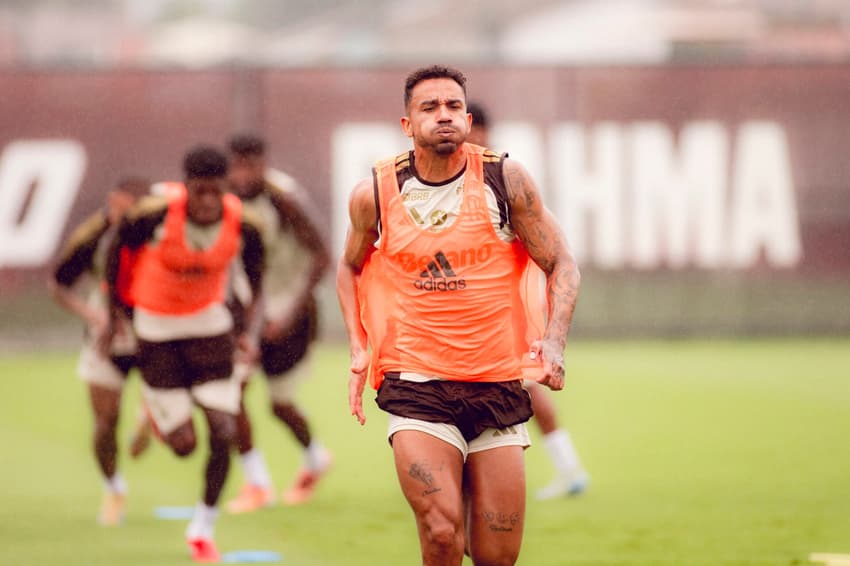 Danilo, zagueiro da Seleção Brasileira, faz aquecimento em treino do Flamengo no Ninho do Urubu (Foto: Adriano Fontes / Flamengo)