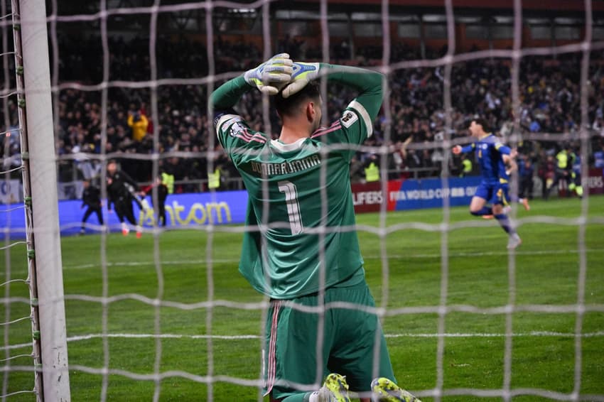 Donnarumma coloca as mãos na cabeça após derrota da Itália para a Bósnia nos pênaltis (Foto: Elvis Barukcic/AFP)