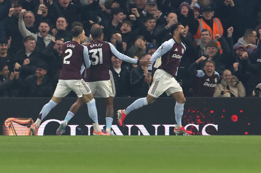 Douglas Luiz comemorando o gol marcado no duelo entre Aston Villa e Chelsea (Foto: Darren Staples/AFP)