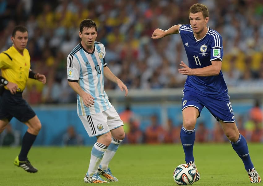 Sob olhar de Messi, Džeko conduz Bósnia ao ataque em jogo da Copa do Mundo de 2014 no Maracanã (Foto: Bruno Turano / Agência Eleven / Gazeta Press)