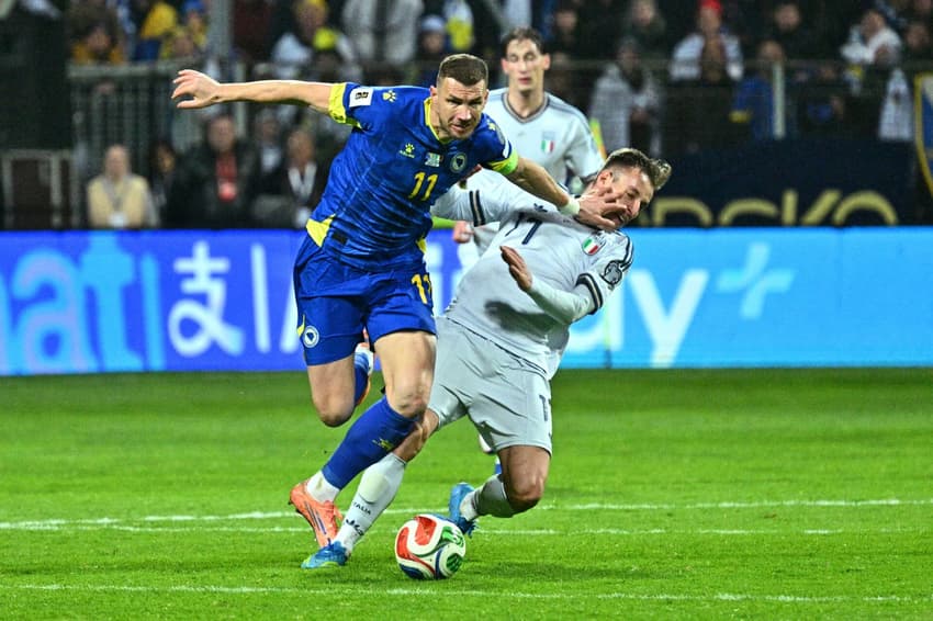 Dzeko em ação com Frattesi em Bósnia x Itália em disputa por vaga na Copa do Mundo