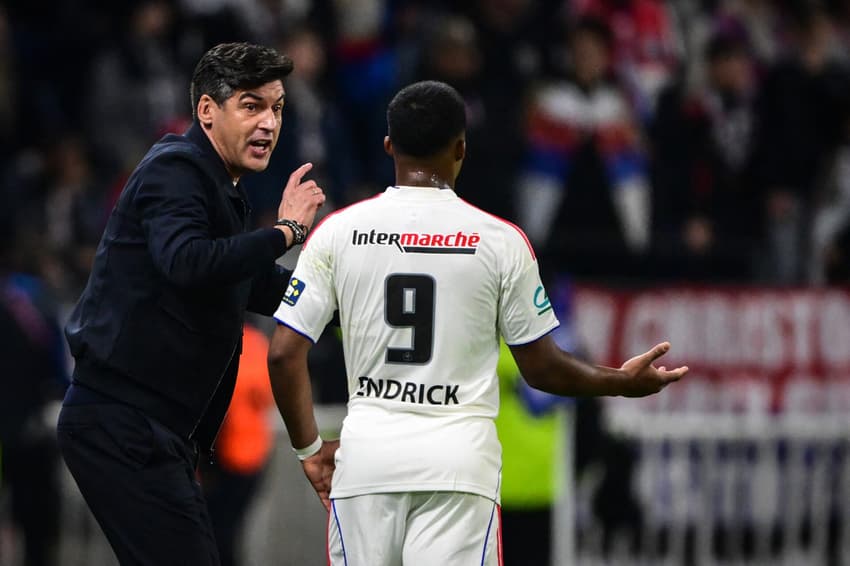 Endrick conversa com Paulo Fonseca em Lyon x Lens, pela Copa da França