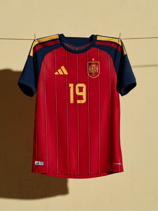 Espanha - Uniforme I (Foto: Divulgação)