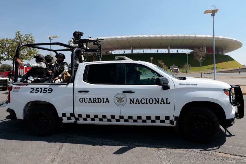 Agentes de segurança mexicanos fazem patrulha no Estádio Akron, em Guadalajara, durante evento do tour da taça da Copa do Mundo (Foto: Ulises Ruiz / AFP)