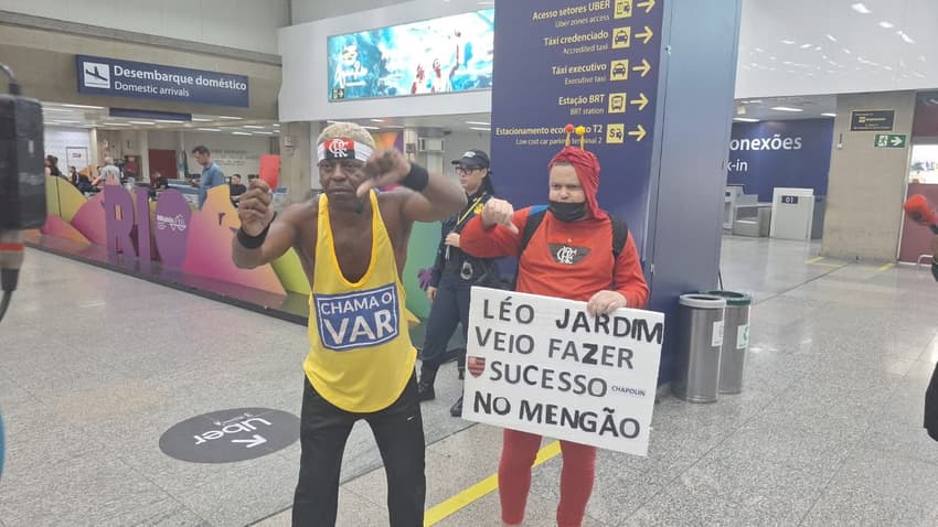 Torcedores do Flamengo no Galeão para receber Leonardo Jardim (Foto: JP Sombra/Lance!)
