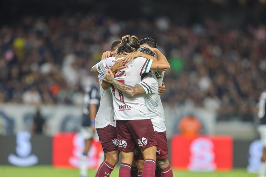 Jogadores do Fluminense se abraçam em comemoração de gol contra o Remo (Foto: Fernando Torres / Agif / Gazeta Press)