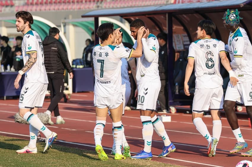 Gabriel Lima em ação pelo Ansan Greeners (Foto: Divulgação)