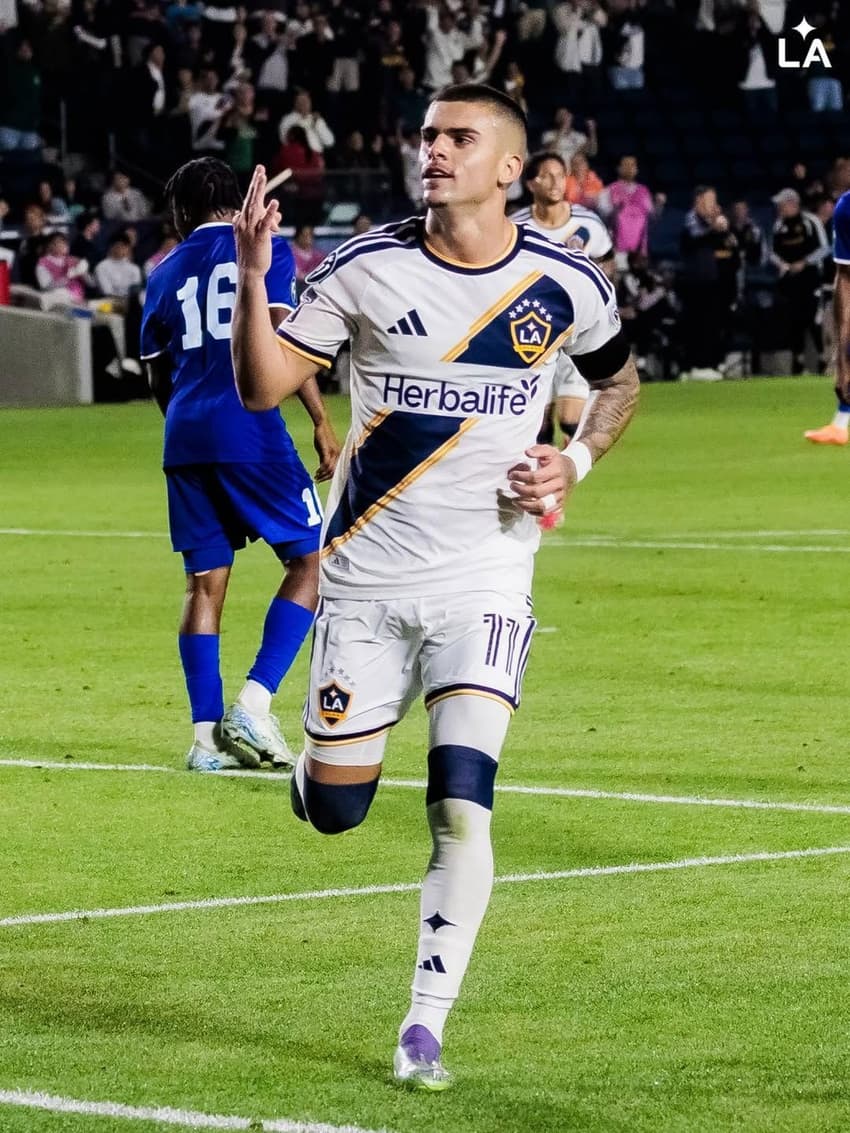 Gabriel Pec comemorando hat-trick (Foto: Divulgação/LA Galaxy) 