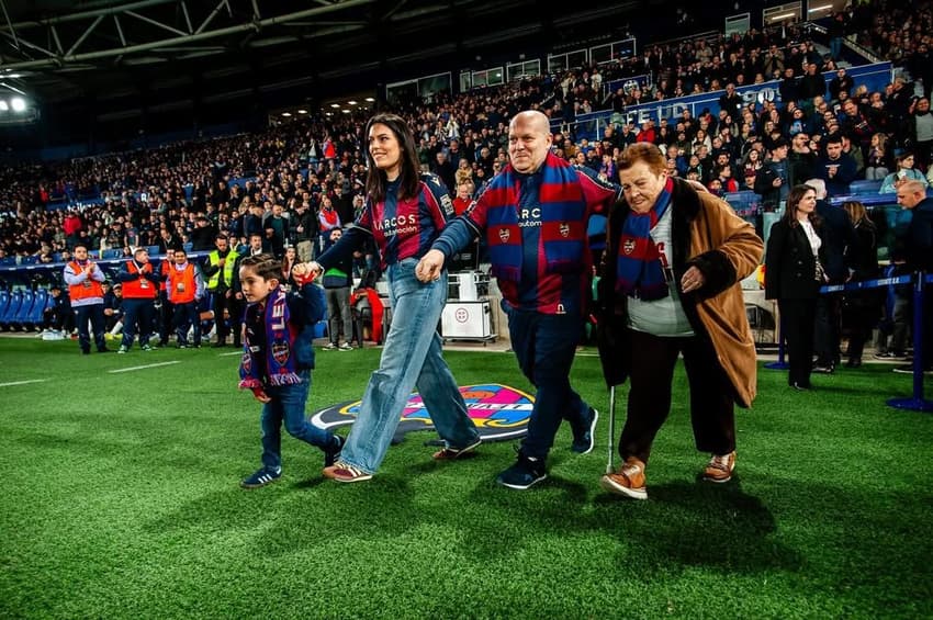 Gerações de torcedores do Levante em jogo da La Liga