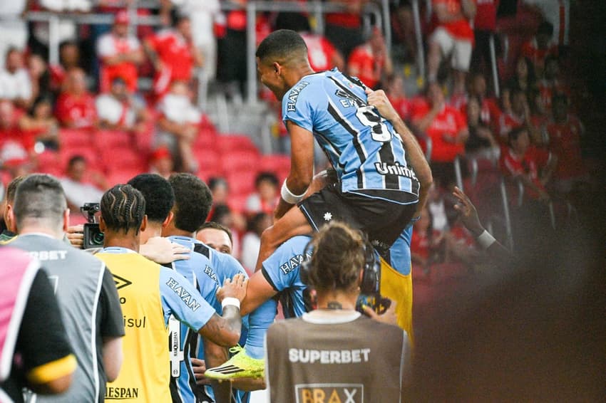Jogadores do Grêmio comemoram gol sobre o Inter. (Foto: Rodrigo Ziebell/Pera Photo/Gazeta Press) <br><br>