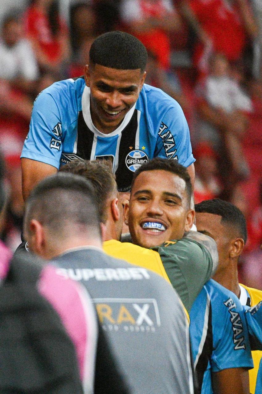 Gustavo Martins comemora o gol durante a partida entre Internacional x Gremio, valida pela segunda partida da final do campeonato Gaucho 2026, realizada no estadio Beira-rio, em Porto Alegre no último  domingo (08) (Foto: Rodrigo Ziebell/Pera Photo Press/Gazeta Press)