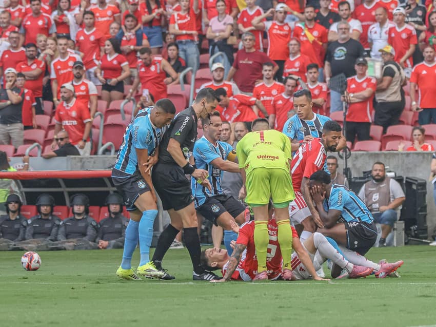 Internacional e Grêmio decidem título do Campeonato Gaúcho (Foto: Elton Silveira/W9 PRESS/Gazeta Press)
