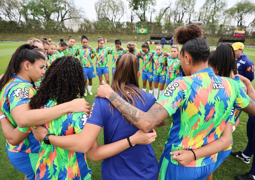 Aquecimento da Seleção Brasileira em Toluca. (Foto: Lívia Villas Boas/Staff Images/CBF)