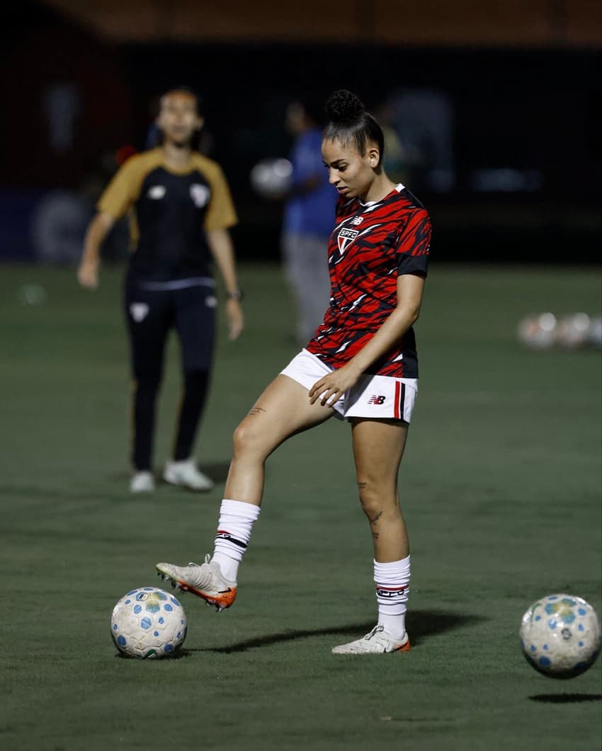 Isa durante aquecimento de São Paulo x Palmeiras, pelo Brasileirão Feminino. (Foto: SPFC/Divulgação)