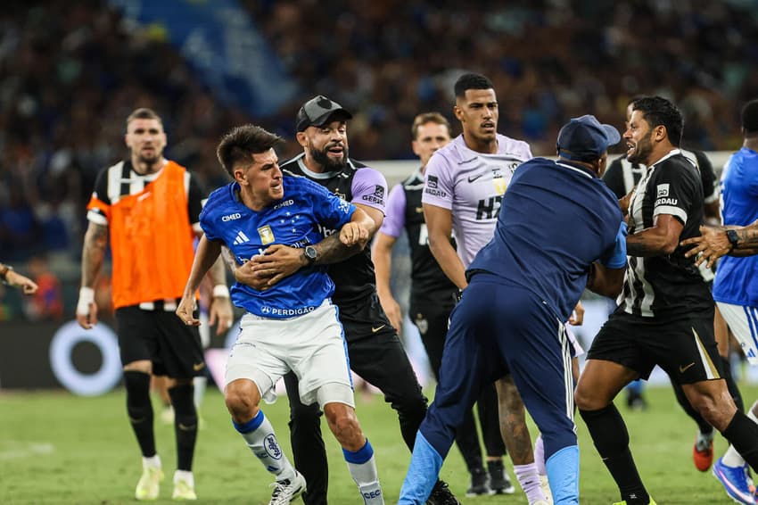 Hulk em briga no clássico Cruzeiro x Atlético