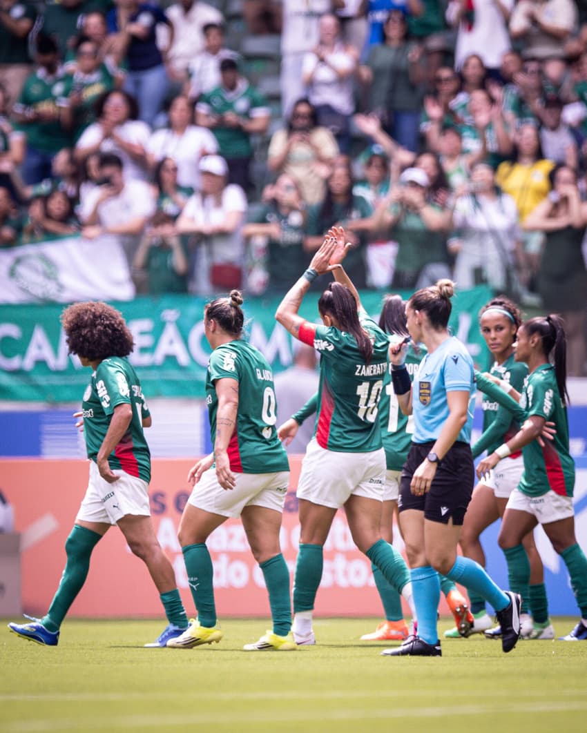 Bia Zaneratto aplaude torcida do Palmeiras no Allianz Parque. (Foto: @froesfoto)