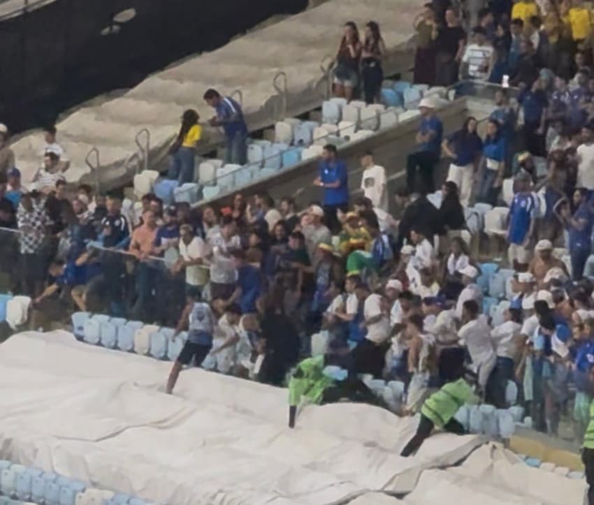 Confusão entre torcedores de Flamengo e Cruzeiro no Maracanã (Foto: Lucas Bayer/Lance!)