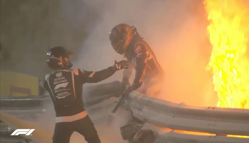 Romain Grosjean escapa de incêndio no carro durante o GP do Bahrein de F1, em 2020 (Foto: Reprodução)