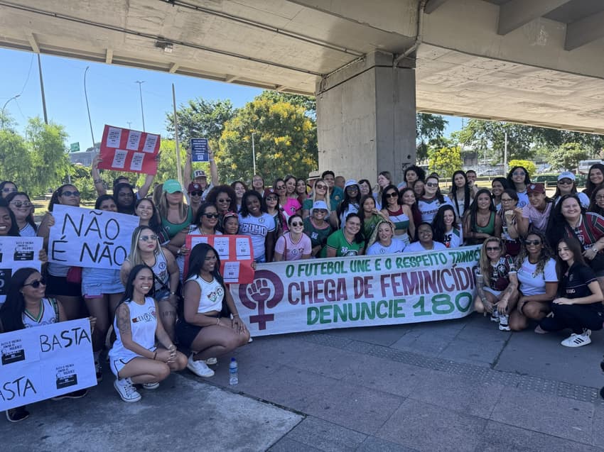 Torcedoras do Fluminense fazem ato contra feminicídio antes de duelo com o Athletico-PR (Foto: Maurício Luz / Lance!)