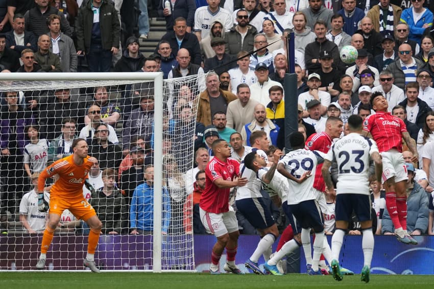 Igor Jesus cabeceando no duelo entre Nottingham Forest e Tottenham (Foto: Carlos Jasso/AFP)
