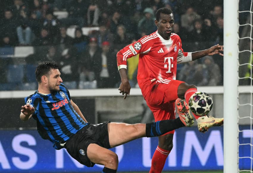 Jogadores do Bayern de Munique e Atalanta em ação na Champions League (Foto: Alberto Pizzoli/AFP)