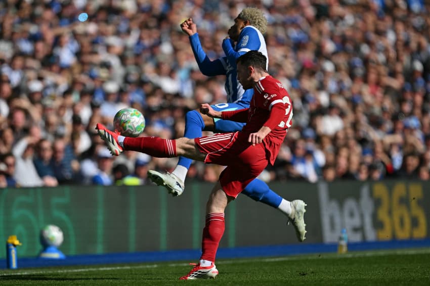 Jogadores do Liverpool e Brighton em ação (Foto: Glyn Kirk/AFP)