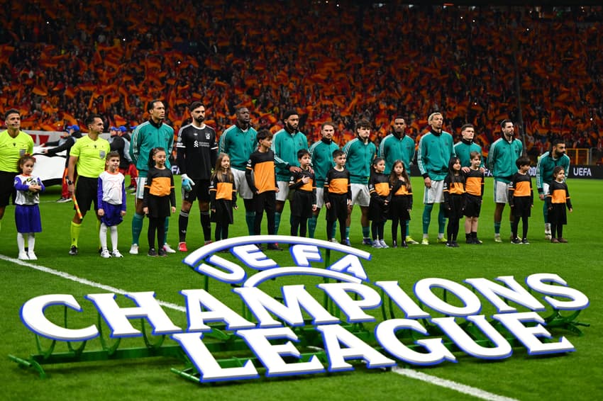 Jogadores do Liverpool perfilados antes do jogo contra o Galatasaray, pela Champioons League