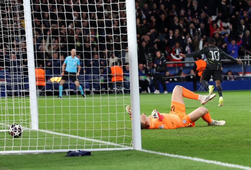 Jorgensen lamenta gol sofrido pelo Chelsea, enquanto Dembélé celebra pelo PSG, na Champions League