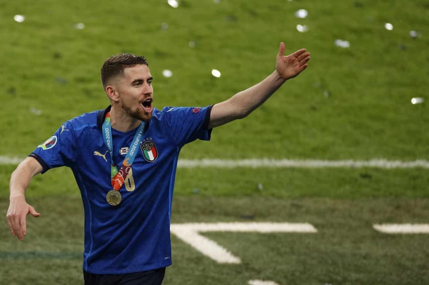 Jorginho com a medalha de campeão da Eurocopa (Foto: John Sibley / AFP)