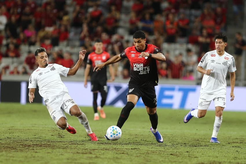 Julimar em ação pelo Athletico-PR contra o Santos, pelo Brasileirão