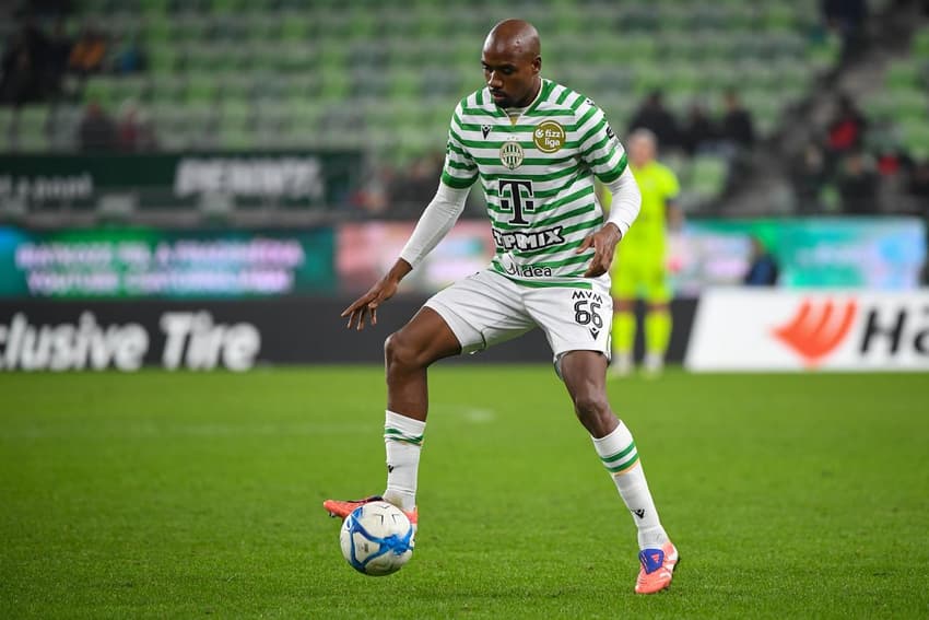 Júlio Romão em ação pelo Ferencváros (Foto: Divulgação)