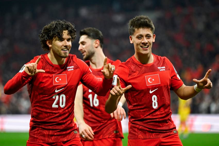 Kadioglu e Arda Güler comemoram gol da Turquia sobre a Romênia