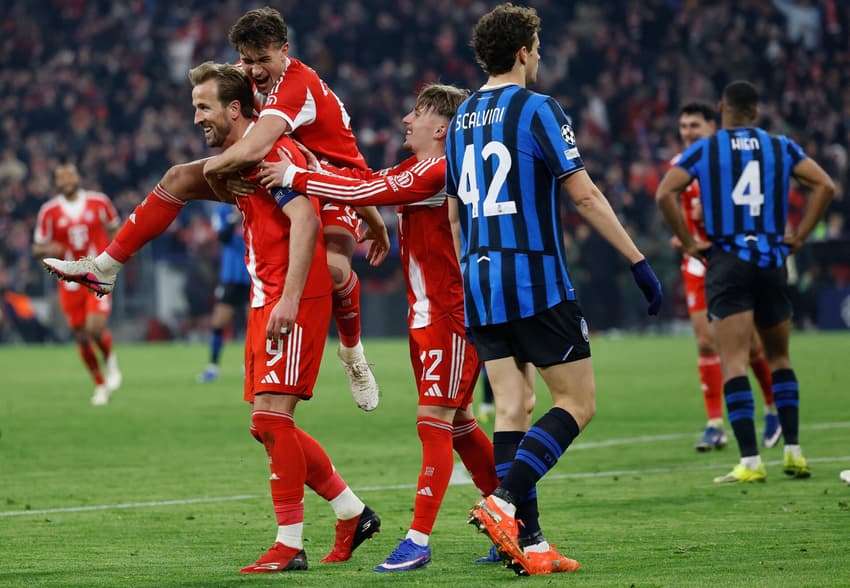Kane comemora gol do Bayern sobre a Atalanta, pela Champions League