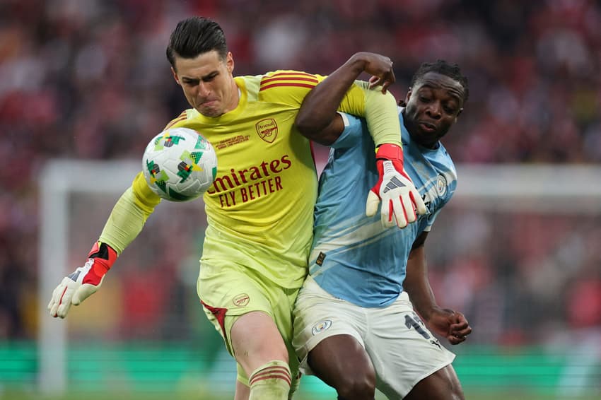 Kepa disputa bola com Doku após saída errada da área em Arsenal x Manchester City