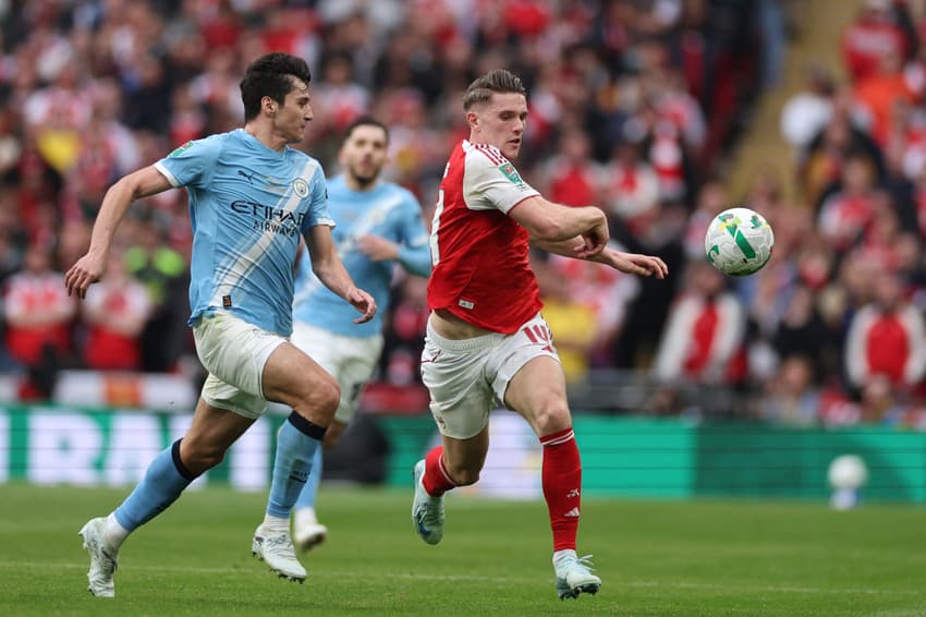 Khusanov marca Viktor Gyökeres, do Arsenal, na final da Copa da Liga Inglesa (Foto: Adrian Dennis / AFP)