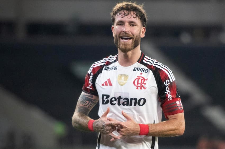 Léo Pereira comemora gol de falta pelo Flamengo (Foto: Delmiro dos Santos Junior/Mochila Press/Gazeta Press)