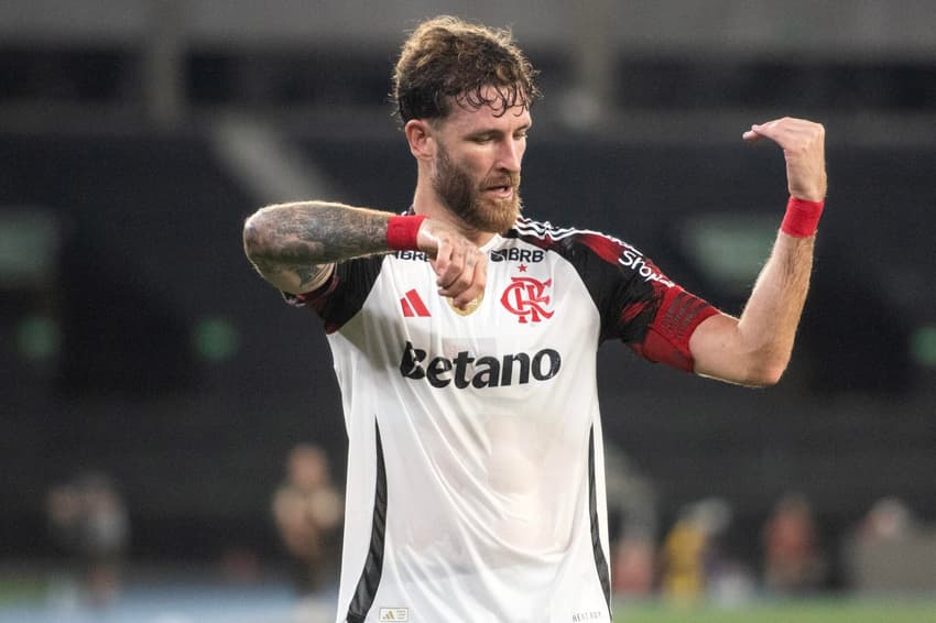 Léo Pereira marca gol de falta em Botafogo x Flamengo pela 6ª rodada do Campeonato Brasileiro (Foto: Delmiro dos Santos Júnior/Mochila Press/Gazeta Press)