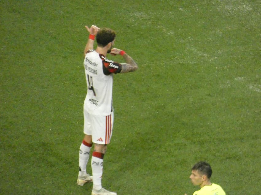 Léo Pereira comemora golaço de falta para o Flamengo contra o Botafogo (Foto: Lucas Bayer / Lance!)