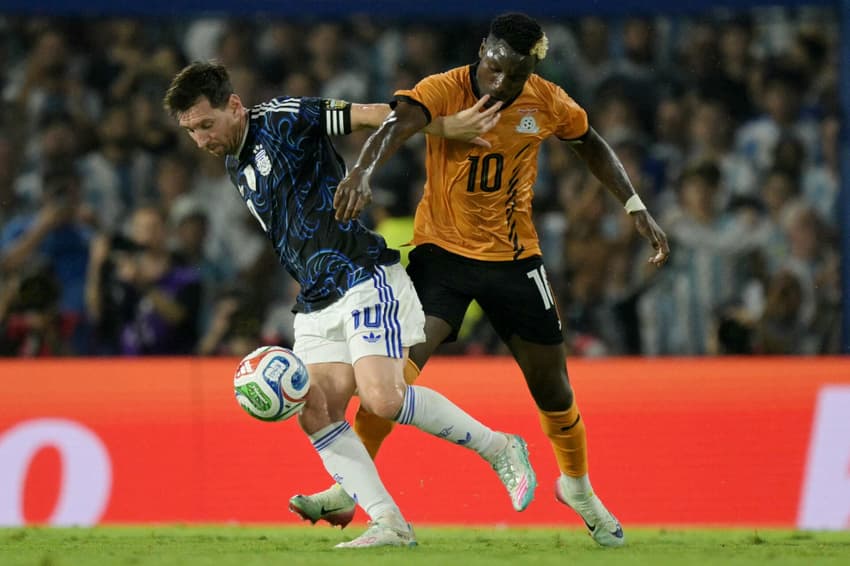 Lionel Messi em ação em Argentina x Zâmbia (Foto: JUAN MABROMATA / AFP)