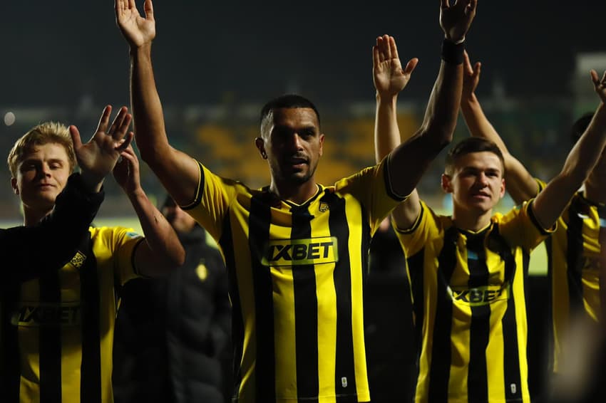 Lucas Áfrico em ação pelo Kairat (Foto: Reprodução/Kairat)