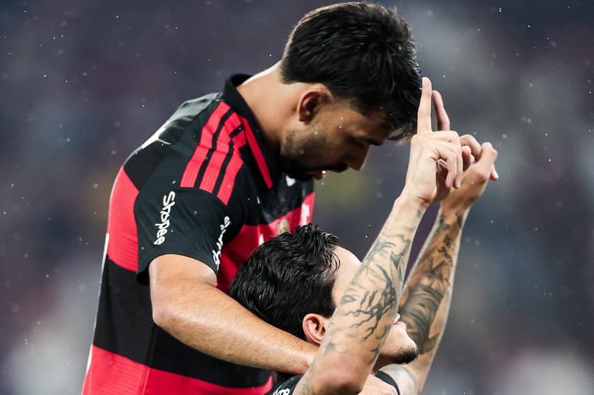Lucas Paquetá e Pedro comemoram gol do Flamengo que abriu o placar contra o Cruzeiro (Foto: Gilvan dos Santos / Flamengo)
