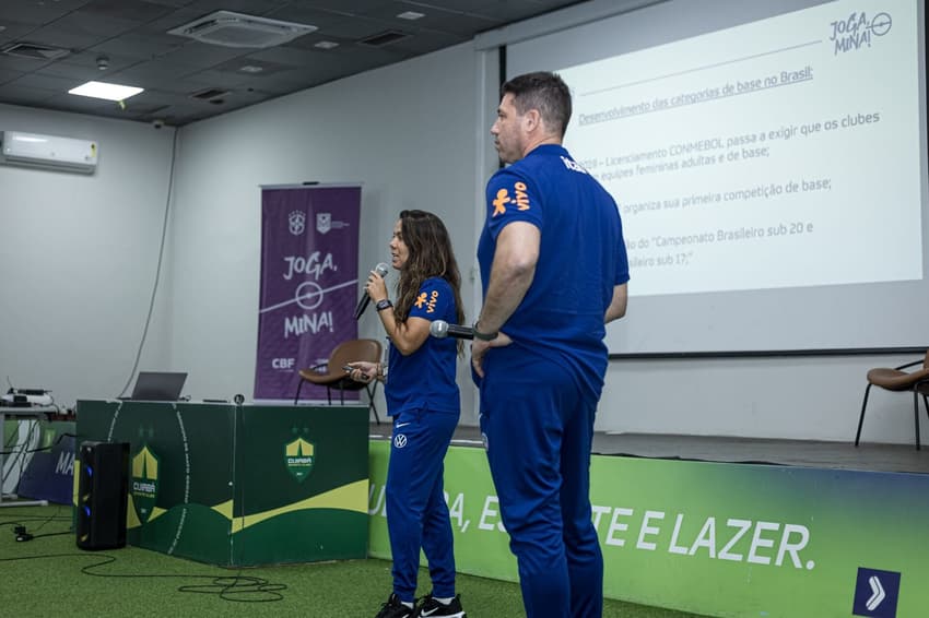 Camilla Orlando, técnica da Seleção Feminina Sub-20, e Guilherme Giudice, auxiliar técnico da Seleção Feminina Sub-20, falaram sobre o DNA das Seleções Brasileiras CRÉDITOS: STAFF IMAGES/CBF
