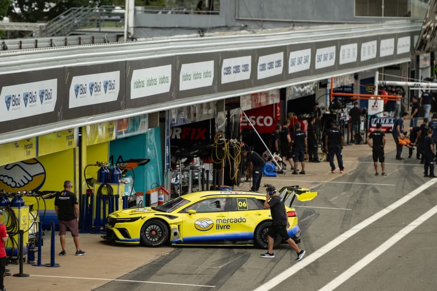 Carro da equipe de Helio Castroneves nos boxes de Curvelo (Foto: José Mario Dias/Mercado Livre Racing)