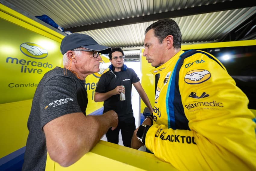 Helio Castroneves conversa com Andreas Mattheis, dono da equipe (Foto: José Mario Dias/Mercado Livre Racing)